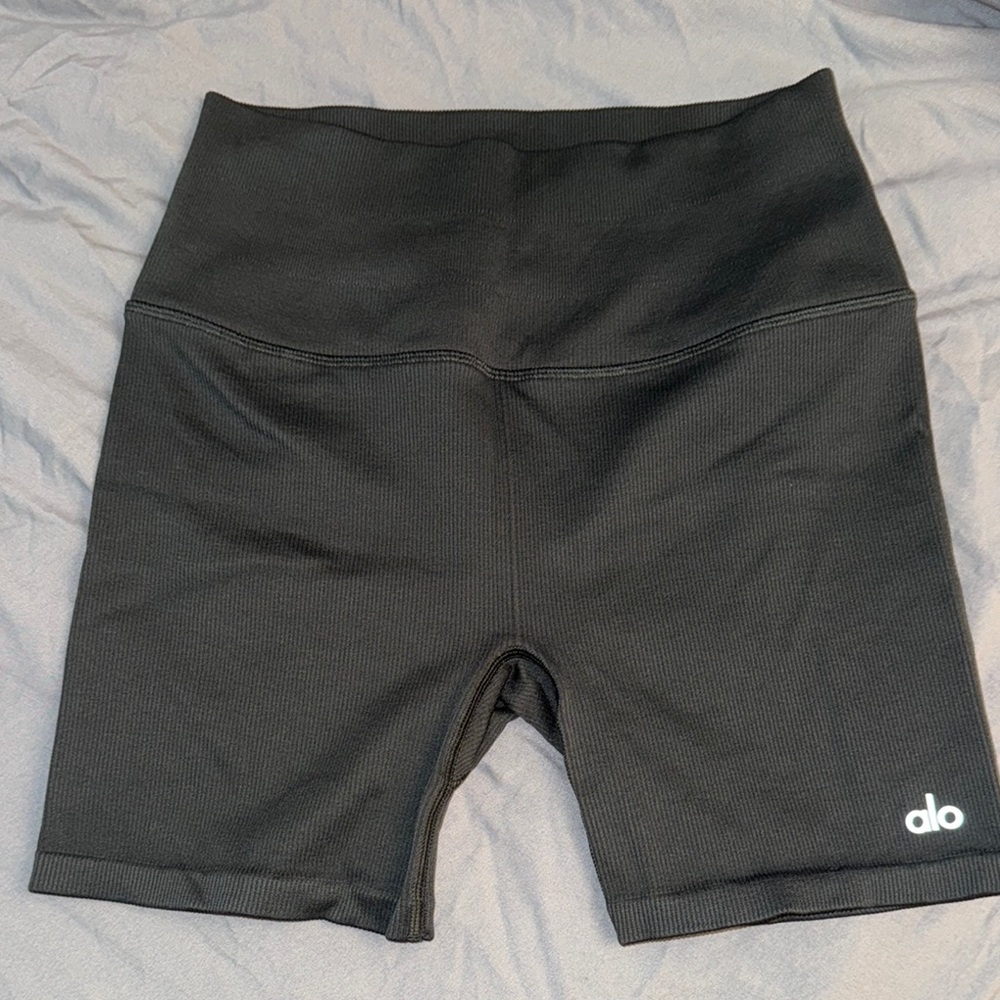ALO Yoga 5” seamless ribbed favorite short charcoal green size small